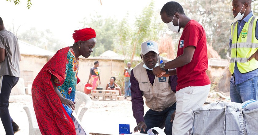 People looking at aid in Nigeria