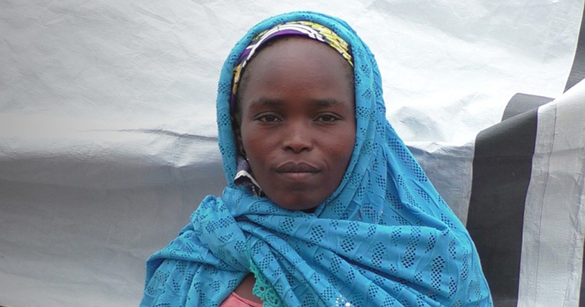 Woman wearing a turquoise head scarf